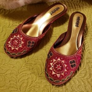Unlisted mules in a gorgeous burgandy with bling! Size 10.